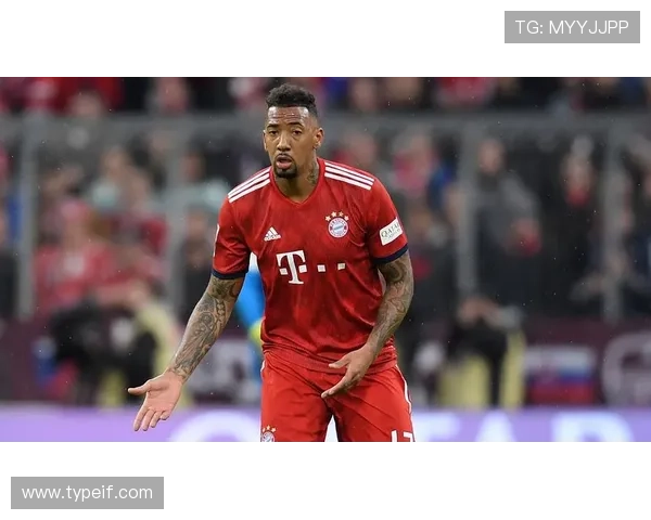 拜仁球迷拉横幅抗议博阿滕实习引发舆论热议